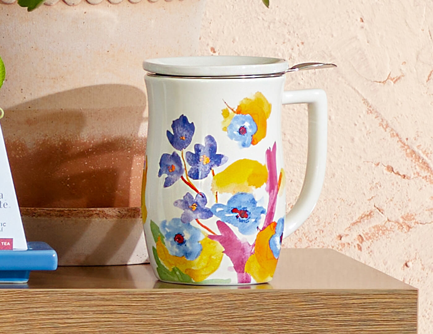 Volaré Fiore Steeping cup with  lid on, resting on a wooden table