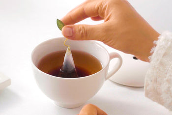 Steeping a pyramid infuser in a Café Cup