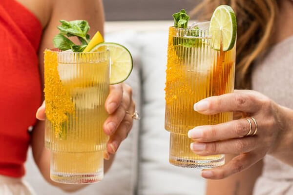 COCKTAILS & MOCKTAILS